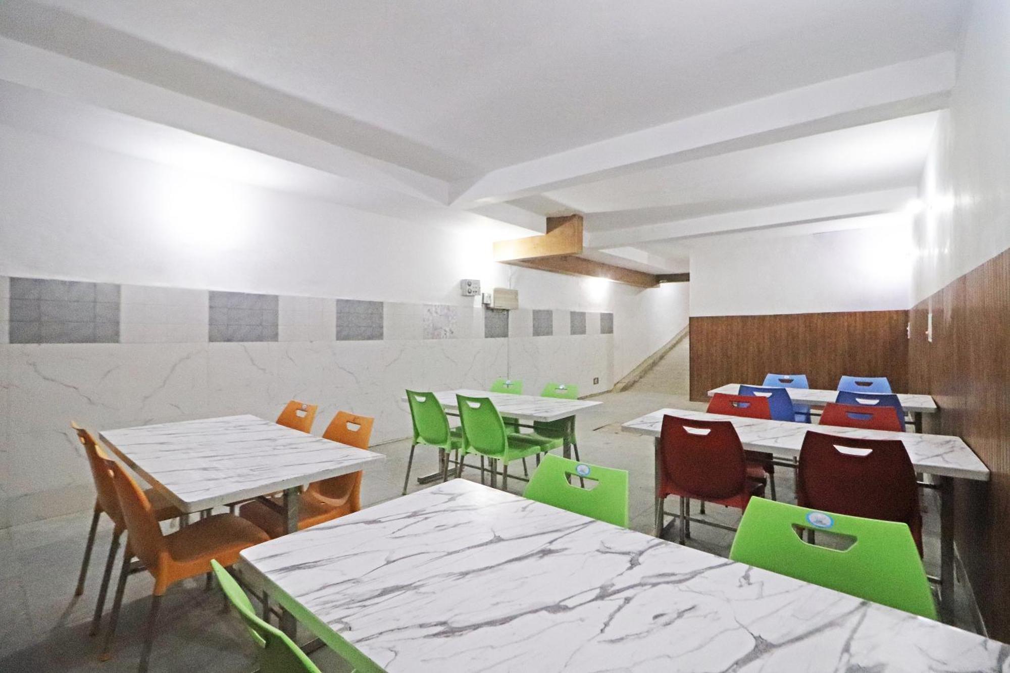 Hotel Clink New Delhi Airport Bagian luar foto