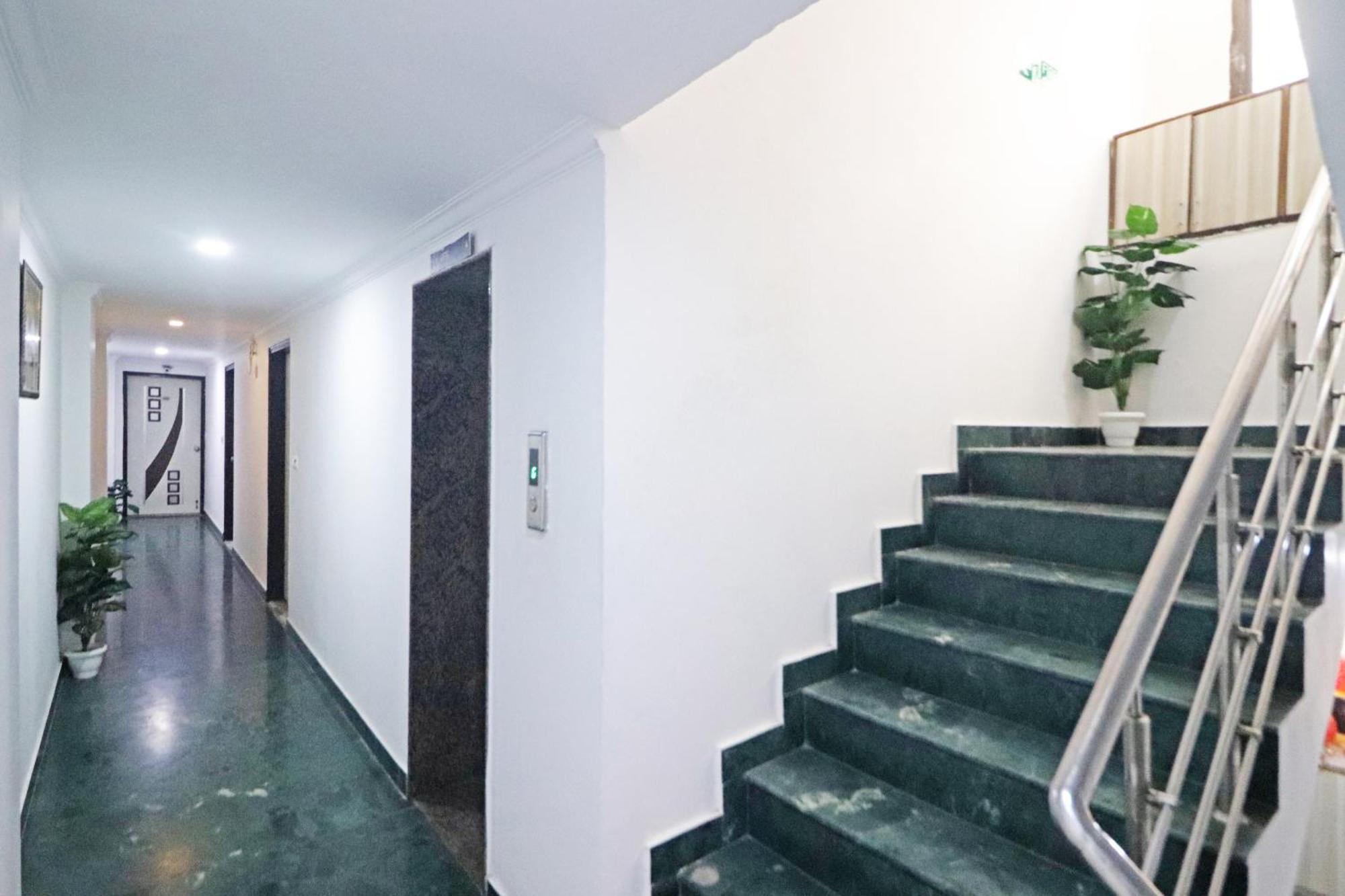 Hotel Clink New Delhi Airport Bagian luar foto
