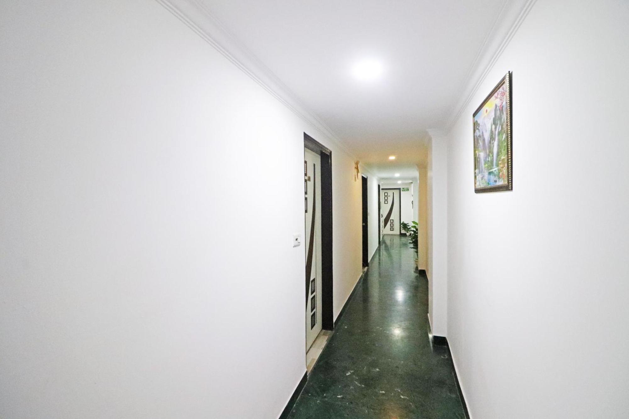 Hotel Clink New Delhi Airport Bagian luar foto