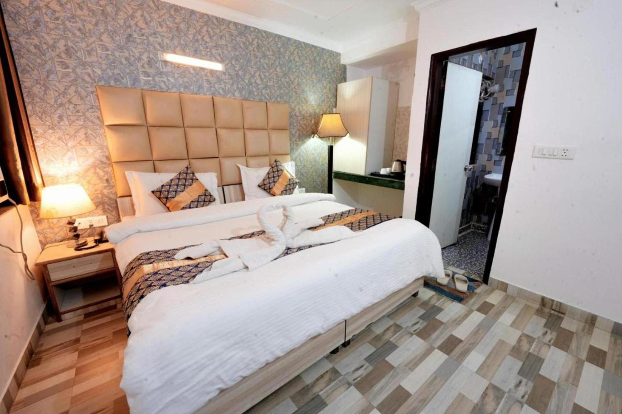 Hotel Clink New Delhi Airport Bagian luar foto