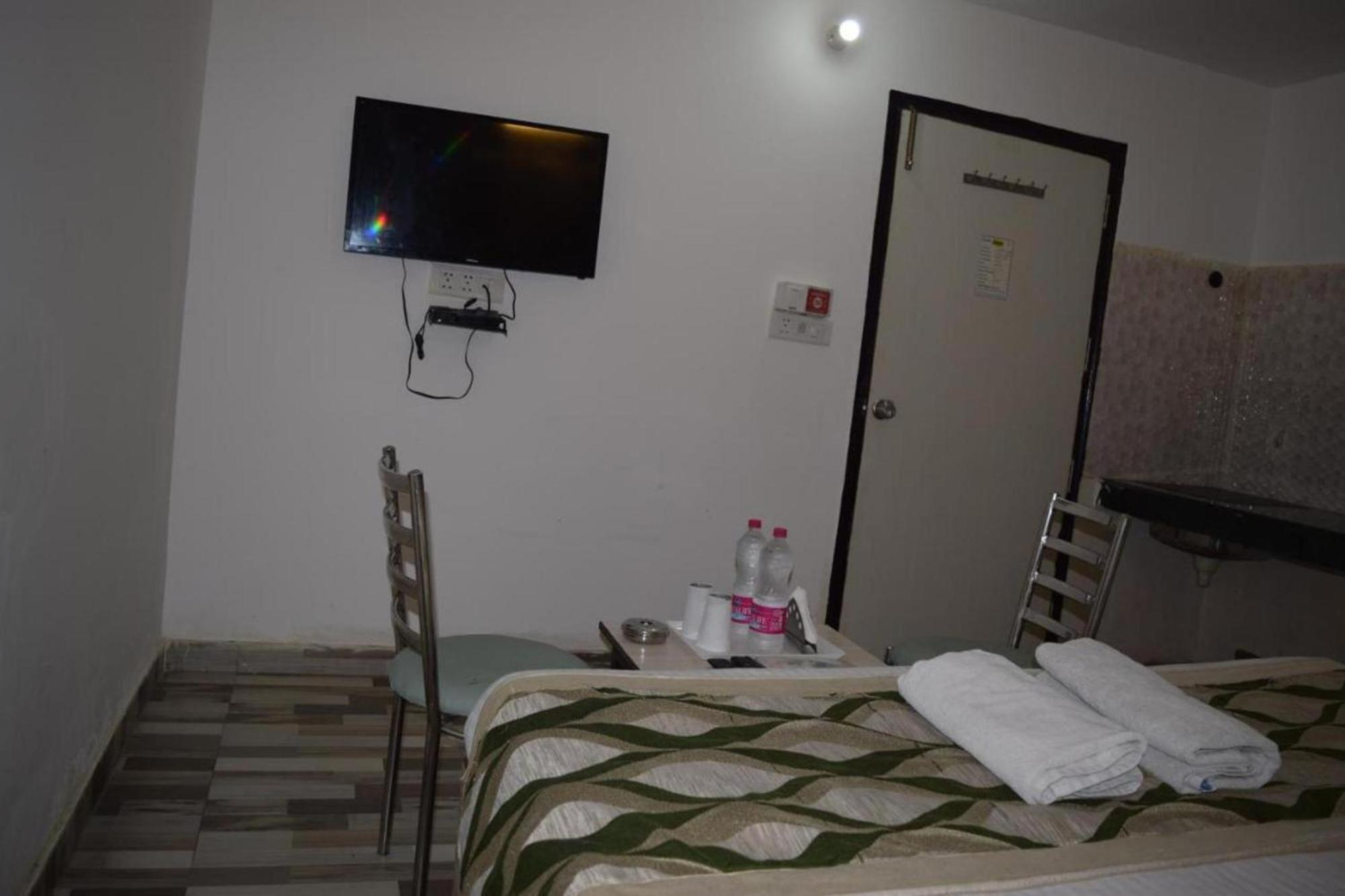 Hotel Clink New Delhi Airport Bagian luar foto