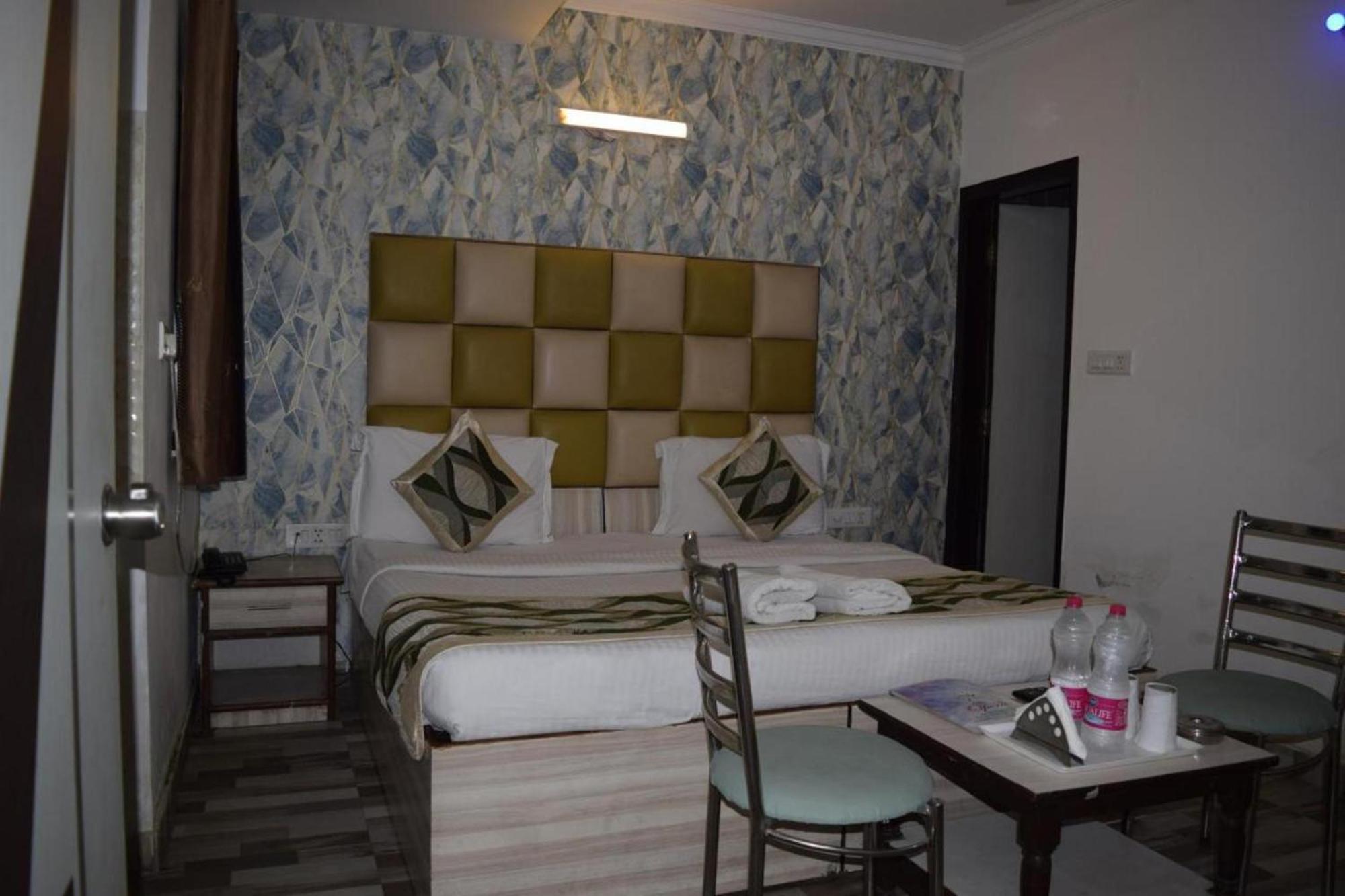 Hotel Clink New Delhi Airport Bagian luar foto