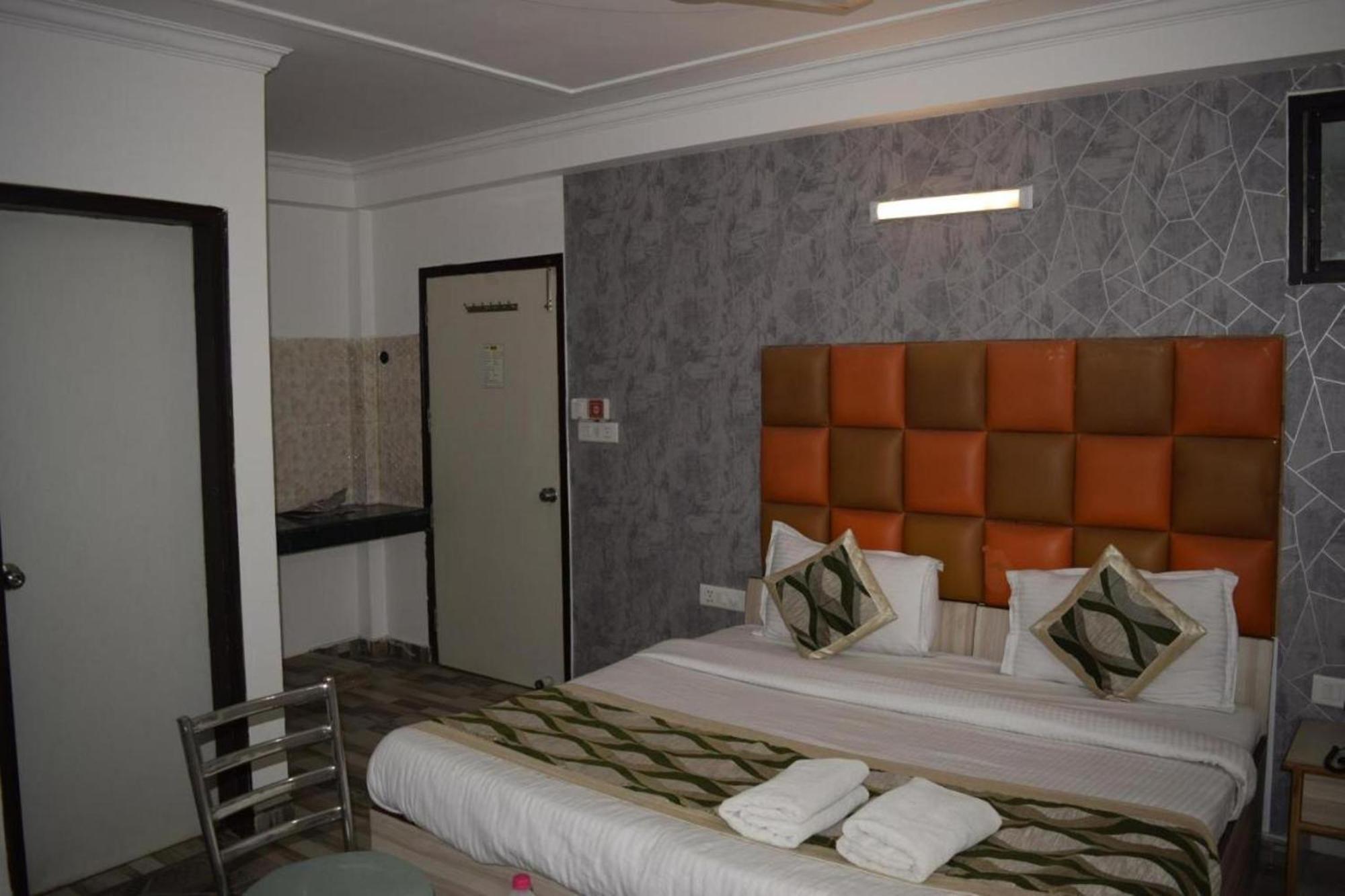 Hotel Clink New Delhi Airport Bagian luar foto