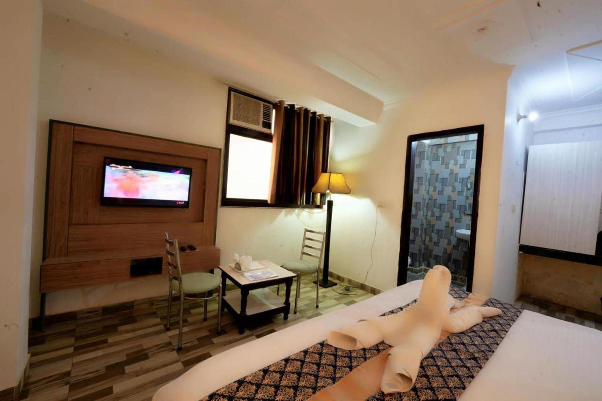 Hotel Clink New Delhi Airport Bagian luar foto