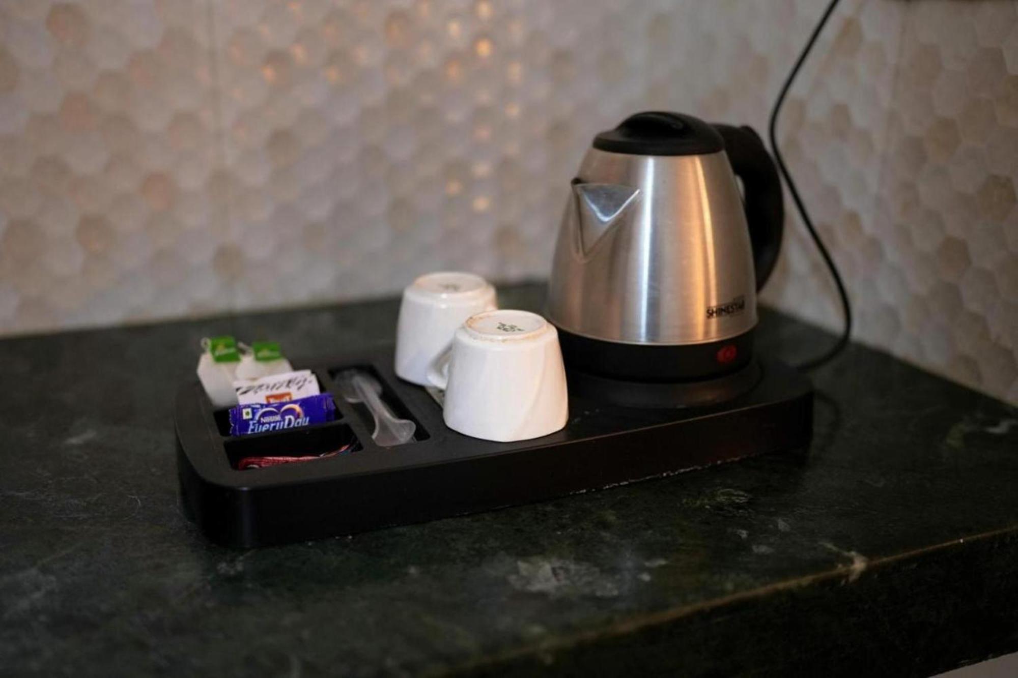 Hotel Clink New Delhi Airport Bagian luar foto