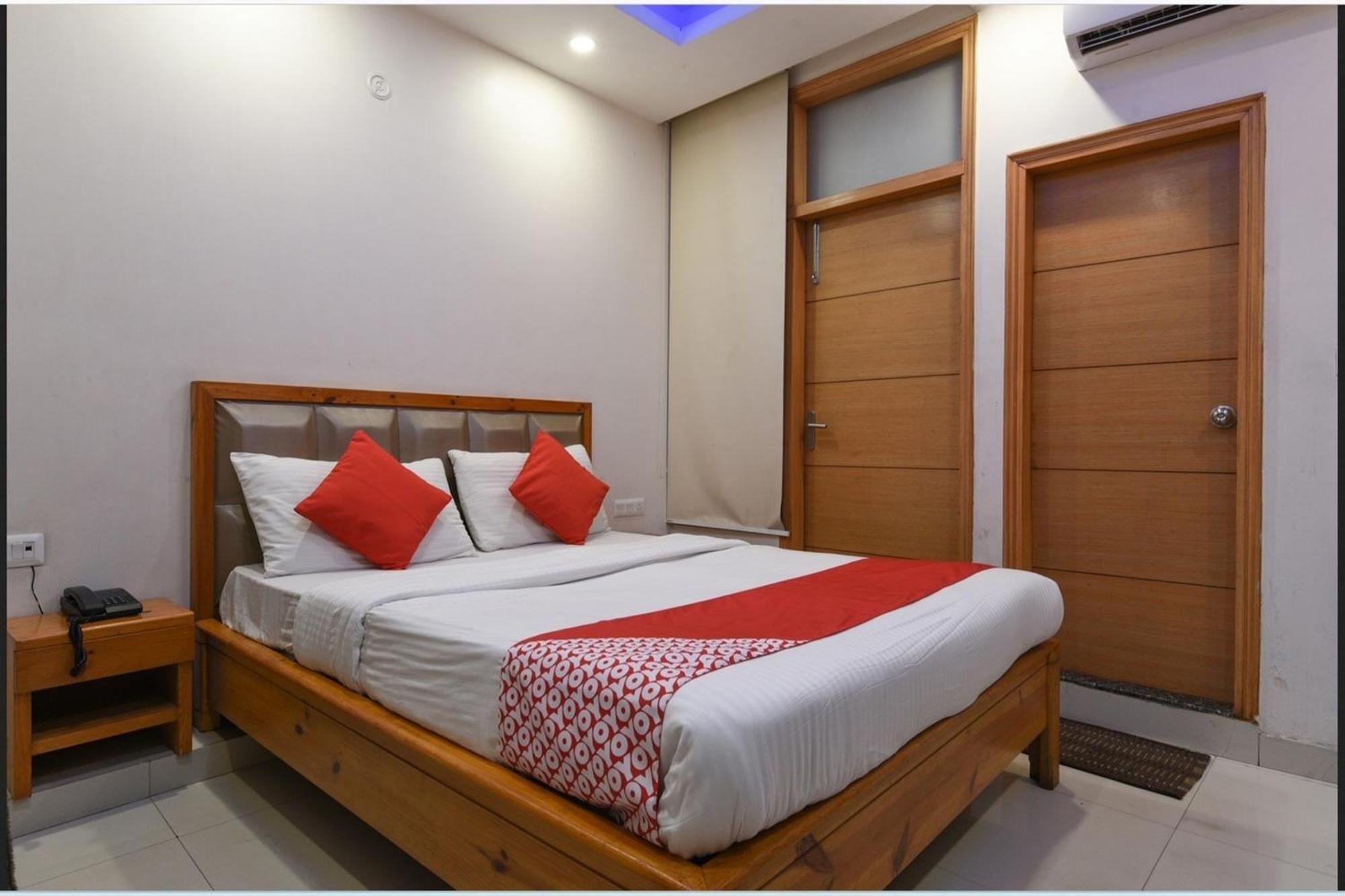 Hotel Clink New Delhi Airport Bagian luar foto