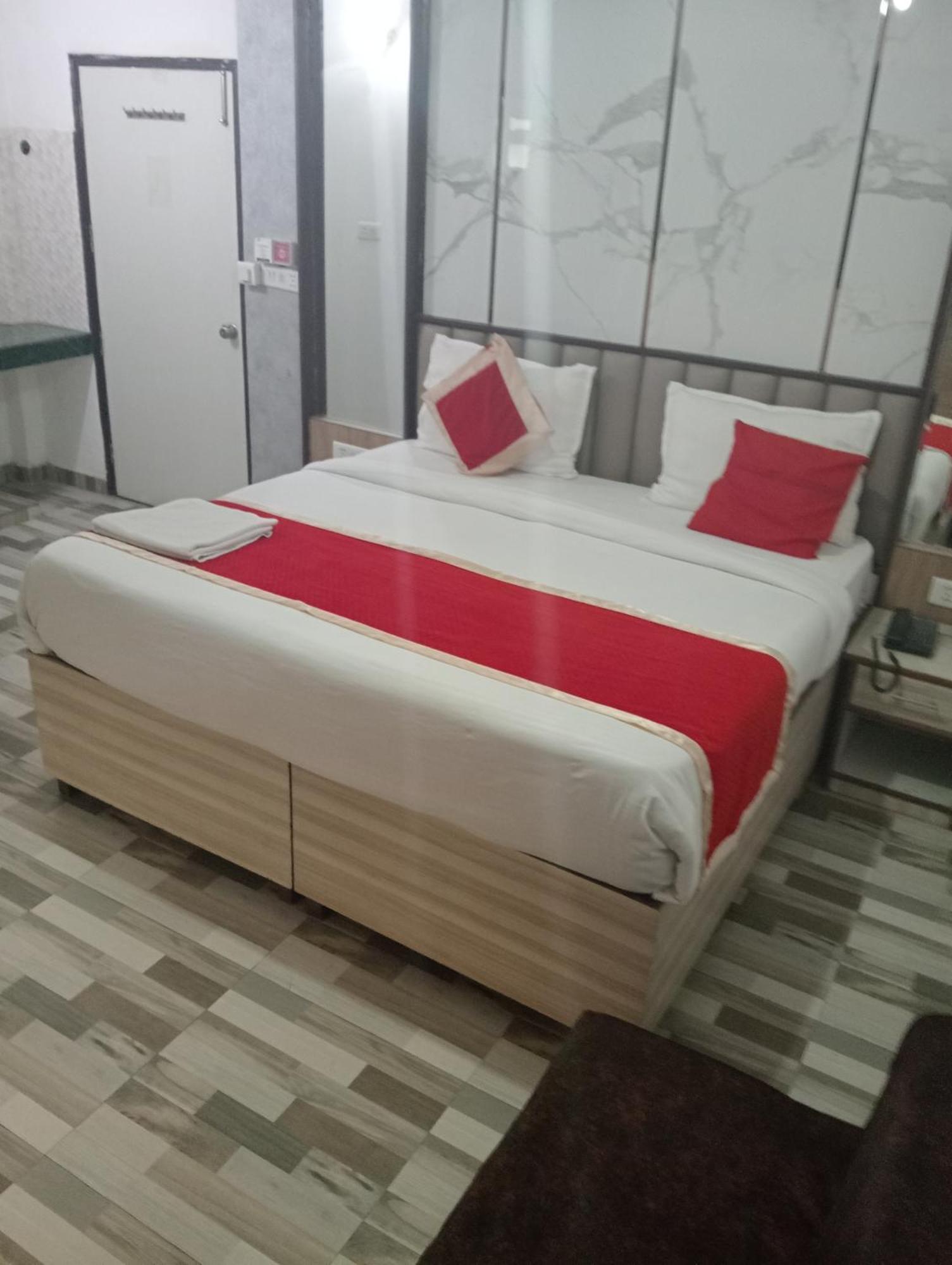 Hotel Clink New Delhi Airport Bagian luar foto