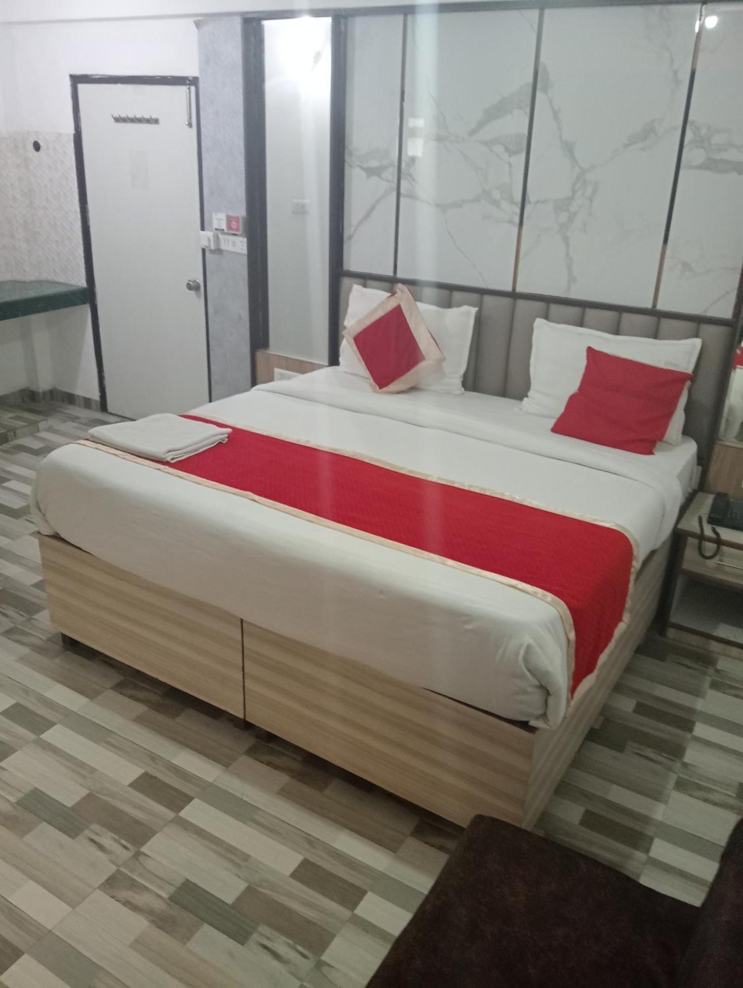 Hotel Clink New Delhi Airport Bagian luar foto
