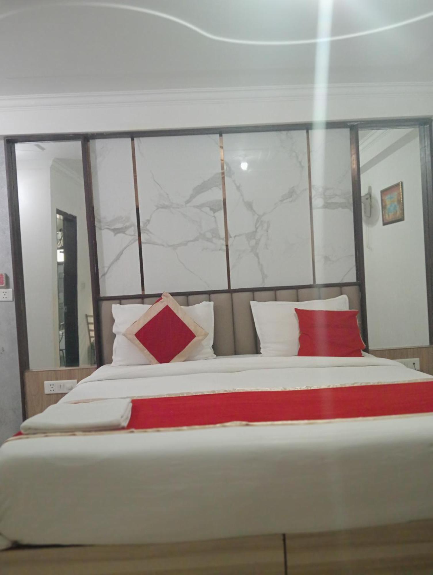 Hotel Clink New Delhi Airport Bagian luar foto