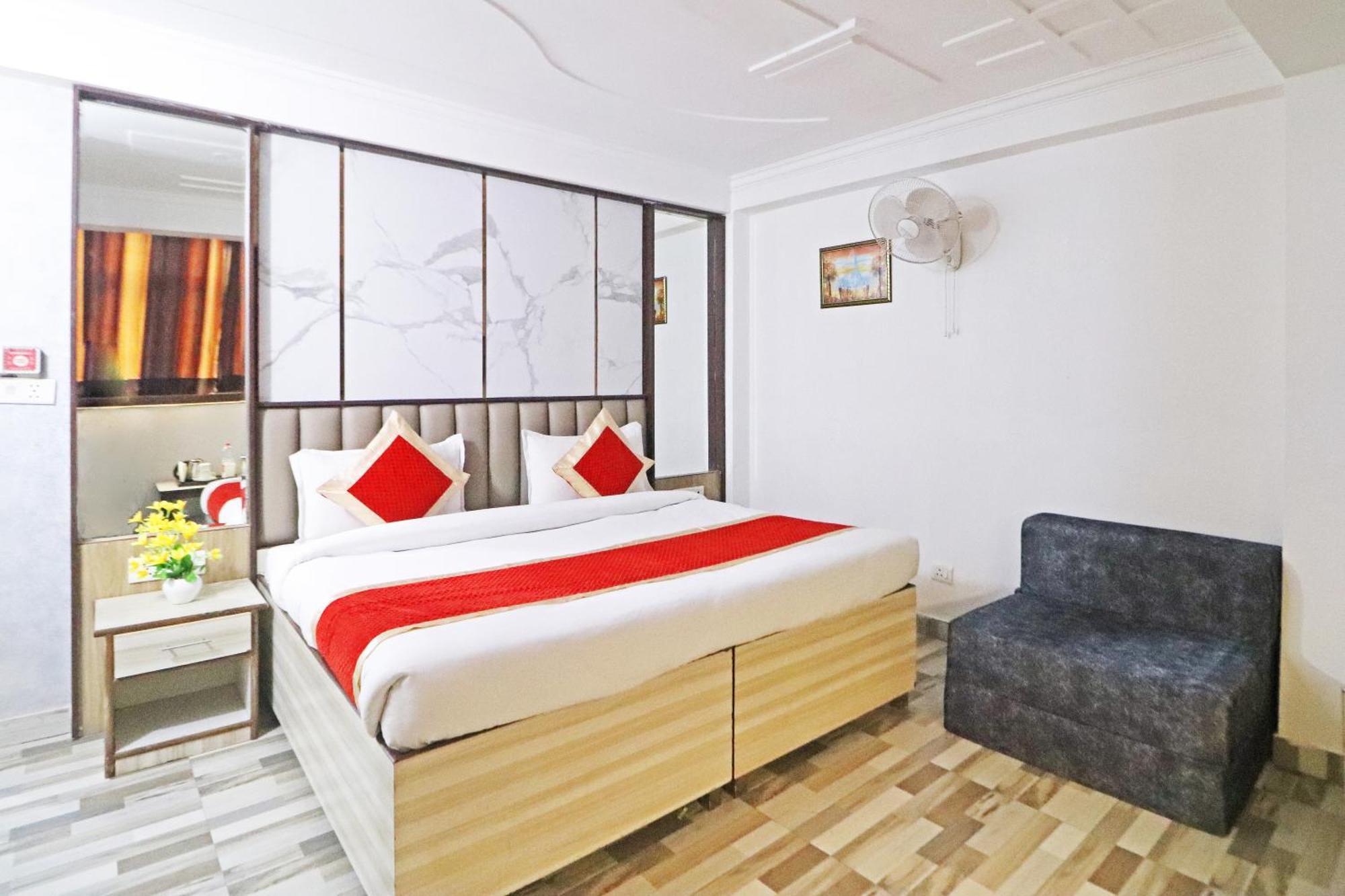 Hotel Clink New Delhi Airport Bagian luar foto