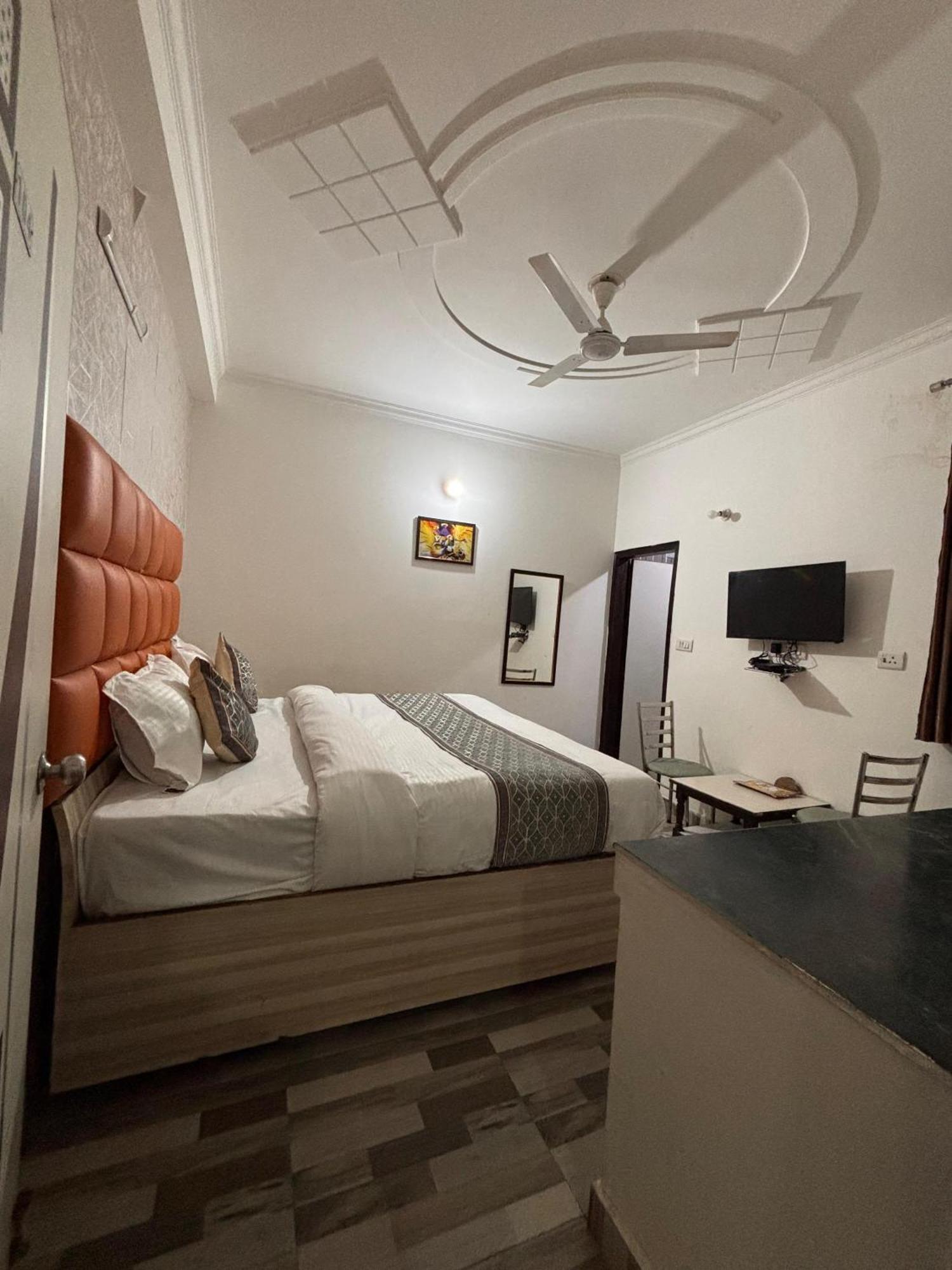 Hotel Clink New Delhi Airport Bagian luar foto